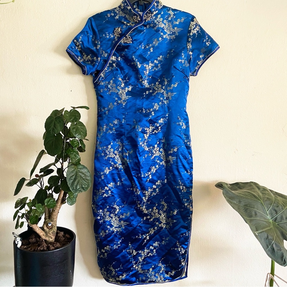 Size 36 vintage blue and gold satin Chinese cheongsam